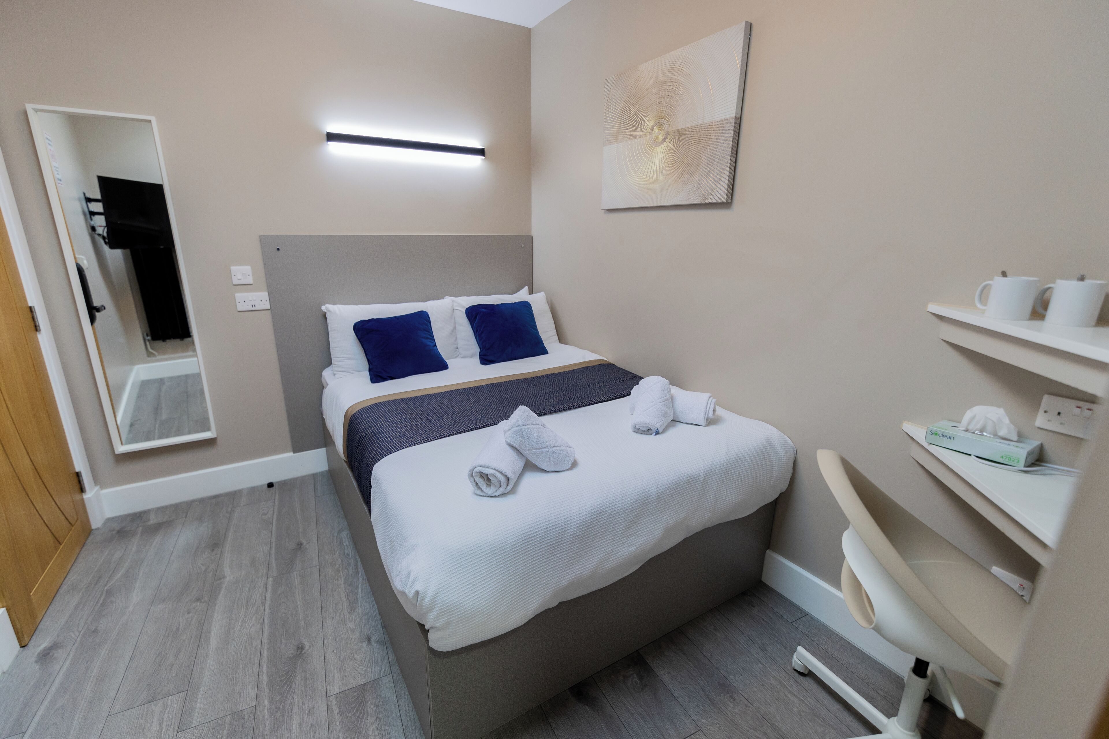 Quarto casal econômico | Cortinas blackout, quartos à prova de som, ferros/tábuas de passar roupa