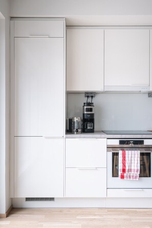 Mikrowelle, Geschirrspüler, Wasserkocher mit Kaffee-/Teezubehör