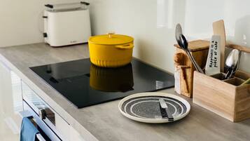 Microwave, dishwasher, coffee/tea maker, cookware/dishes/utensils