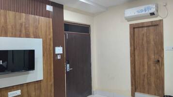 Kamar Double Deluks | Brankas, meja kerja, ruang kerja ramah laptop, dan kedap suara