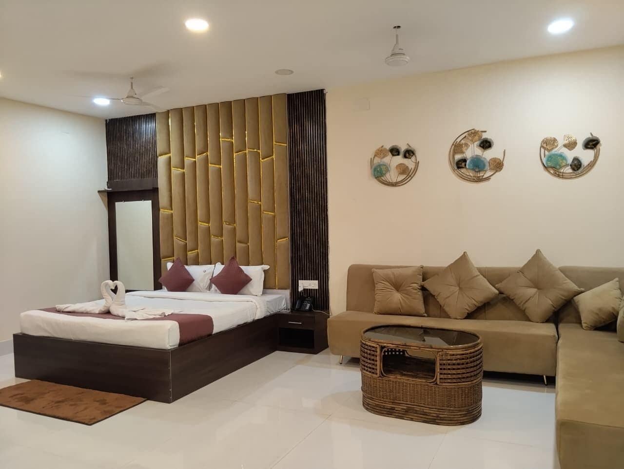 Camera Royal, vista città | Una cassaforte in camera, una scrivania, postazione laptop