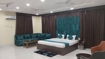 Family Room | In-room safe, desk, laptop workspace, soundproofing