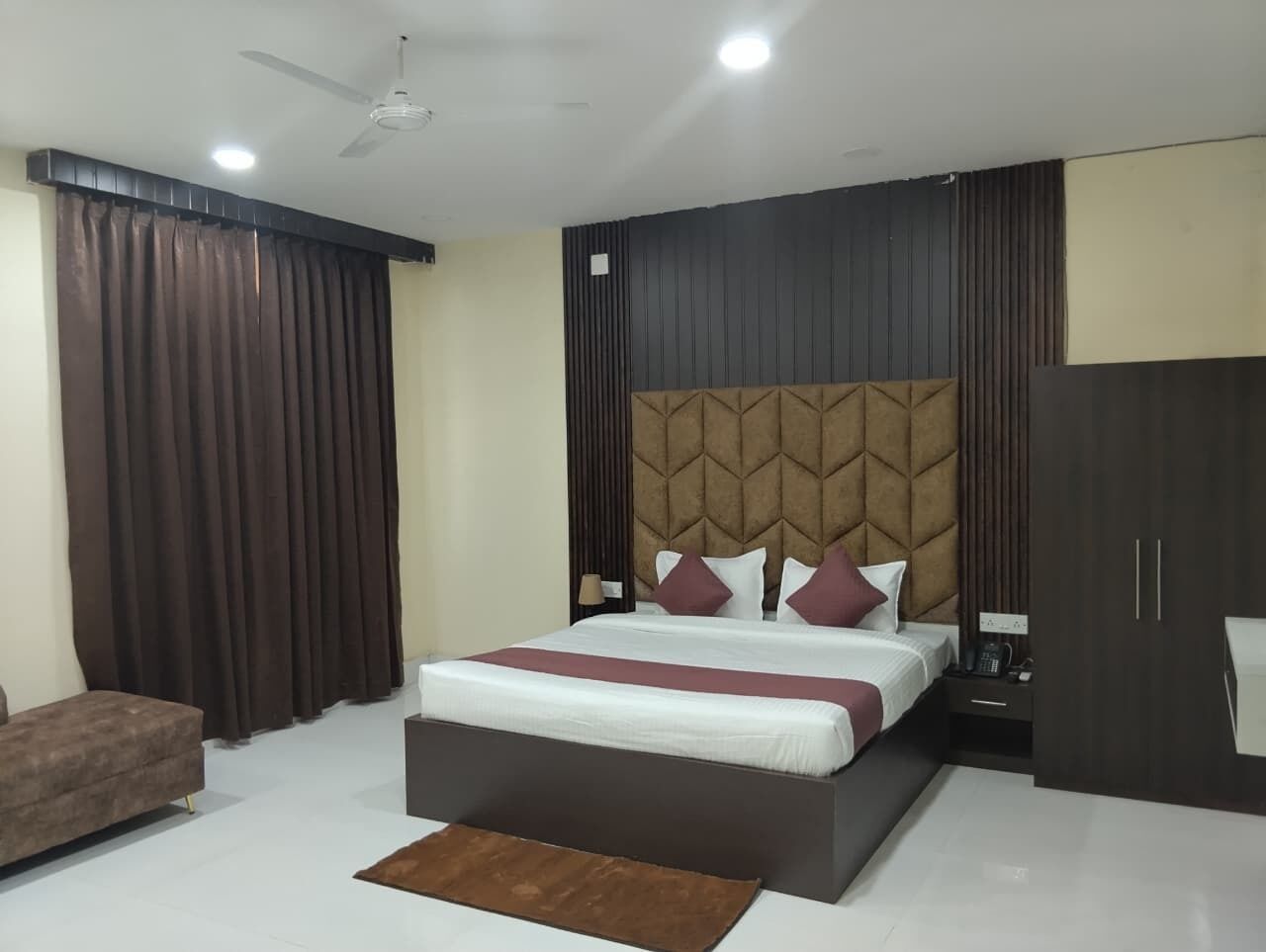 Camera familiare | Una cassaforte in camera, una scrivania, postazione laptop