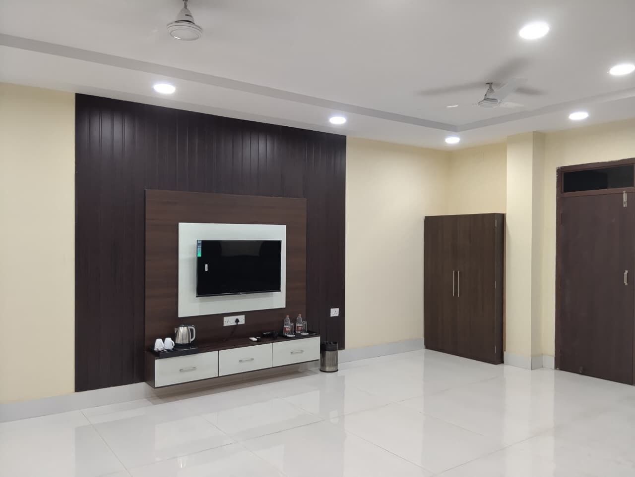 Camera familiare | Una cassaforte in camera, una scrivania, postazione laptop