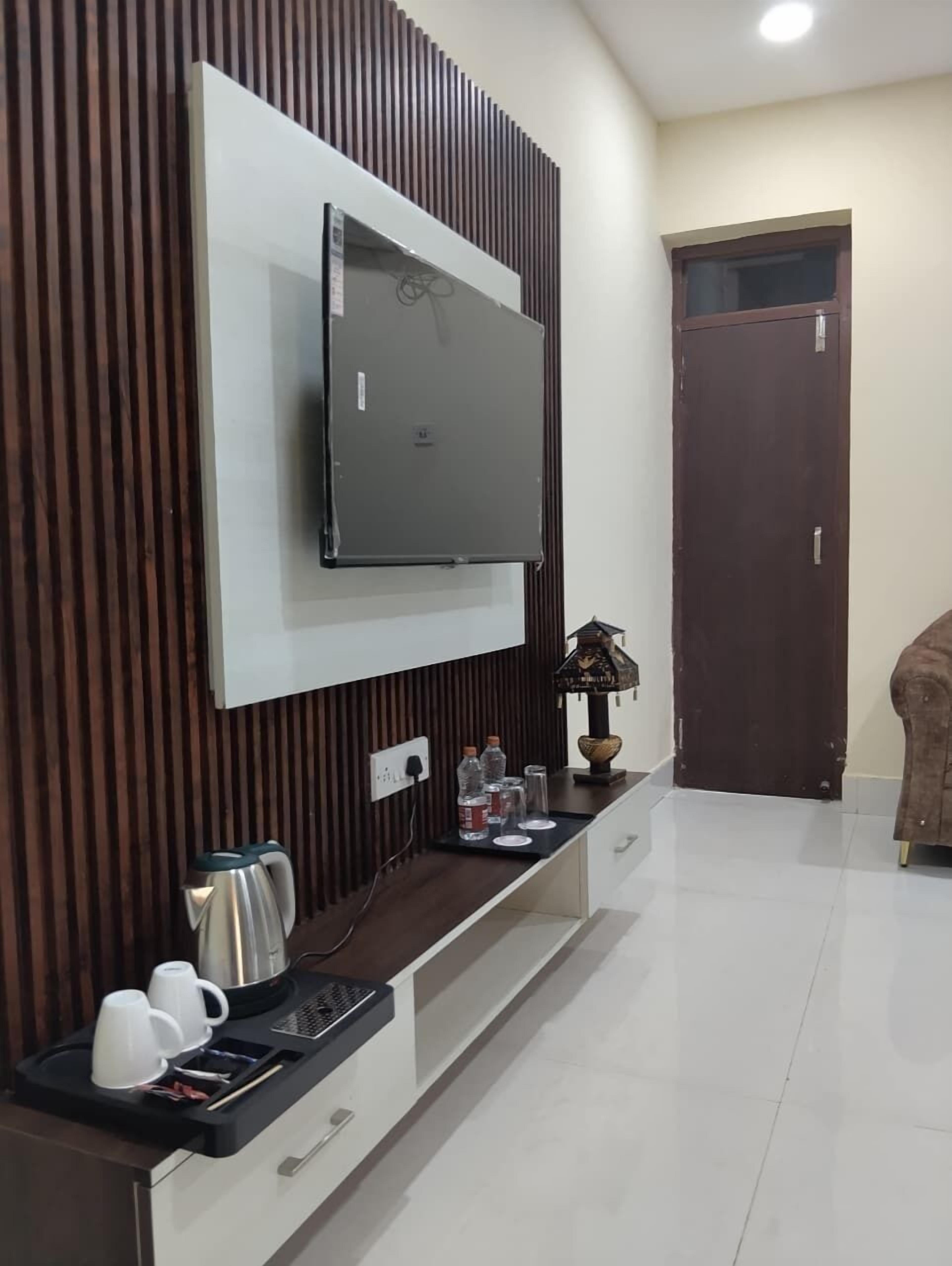 Family Suites | Brankas, meja kerja, ruang kerja ramah laptop, dan kedap suara