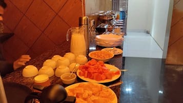 Päivittäinen mannermainen aamiainen (250 INR per henkilö)