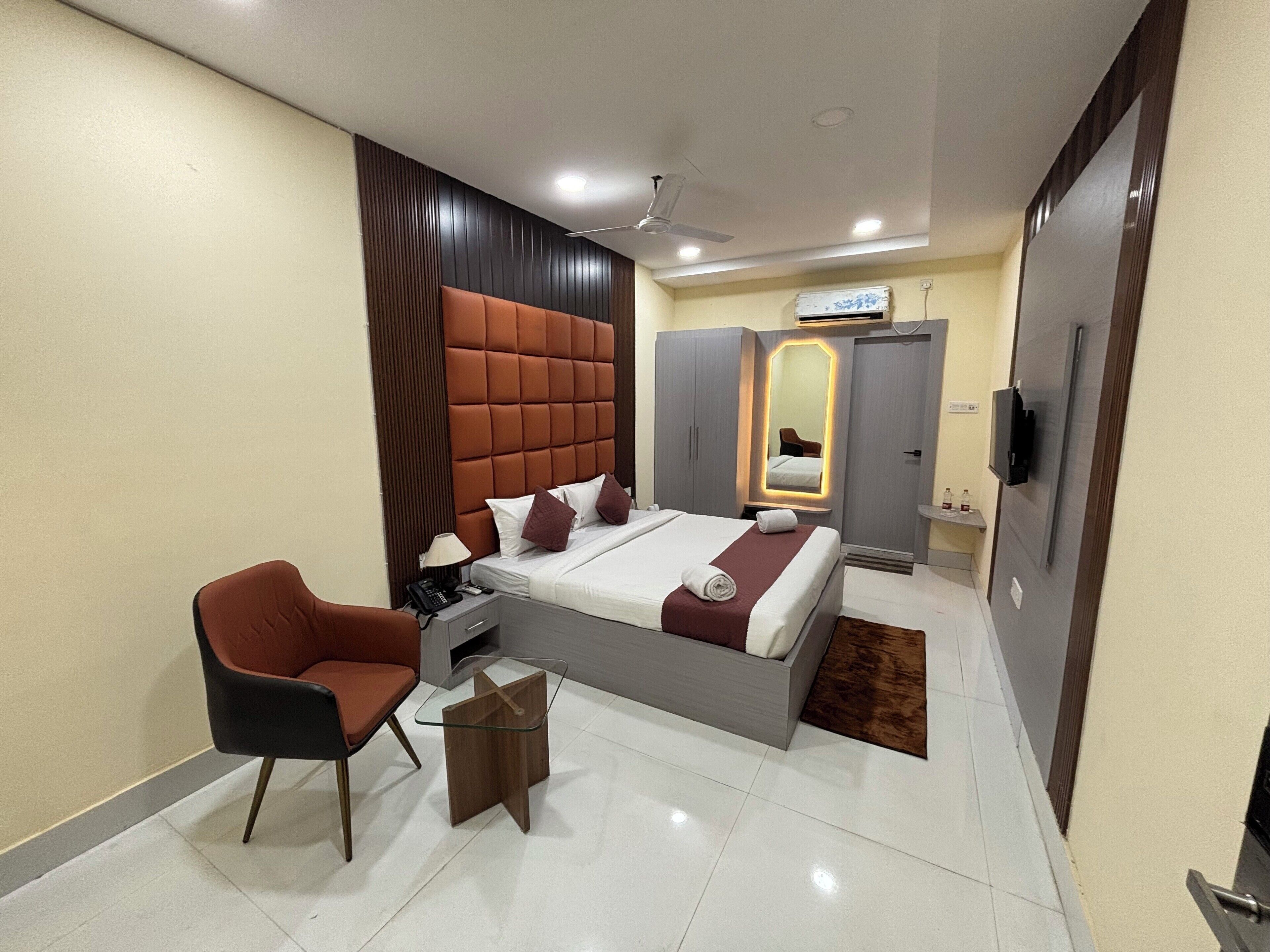 In-room safe, desk, laptop workspace, soundproofing