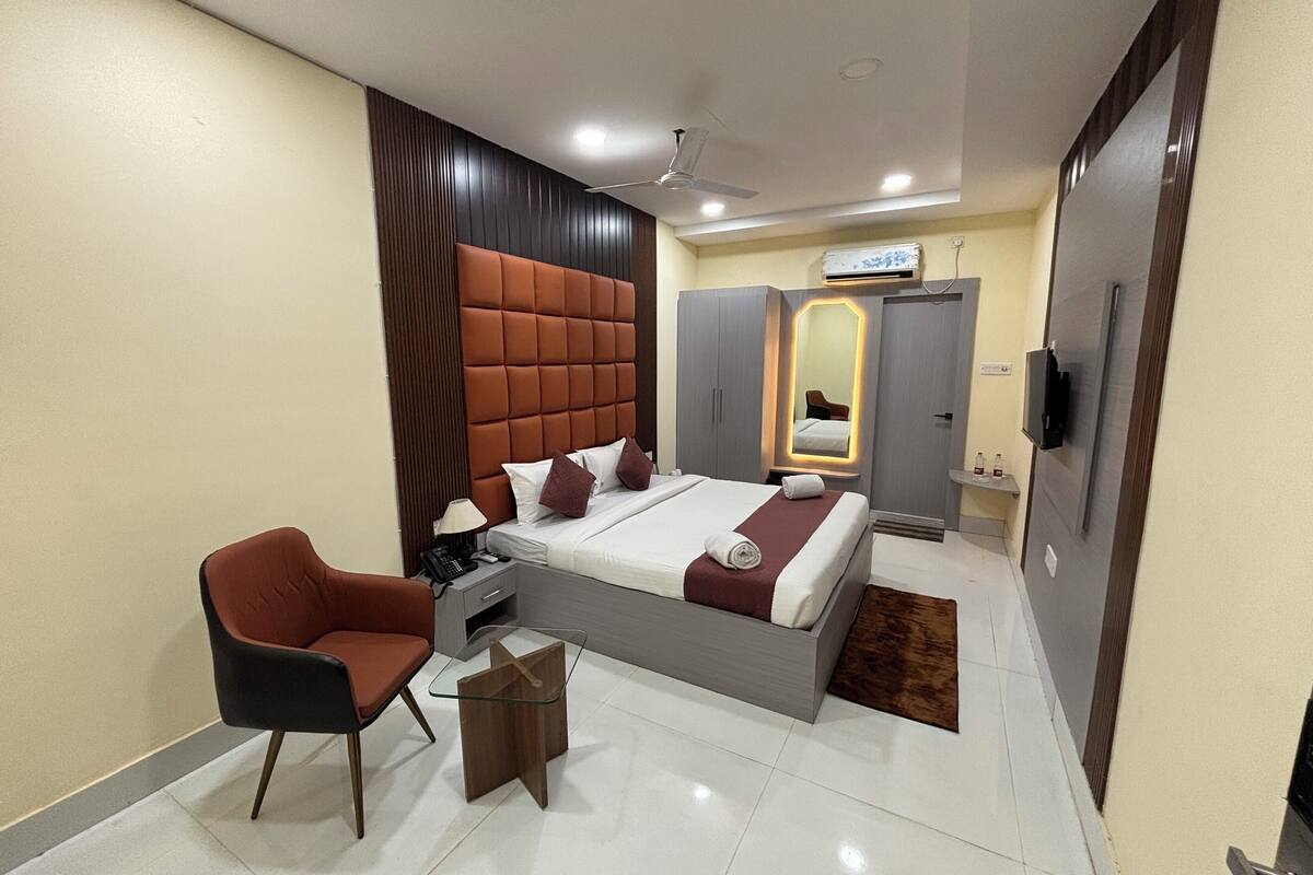 In-room safe, desk, laptop workspace, soundproofing