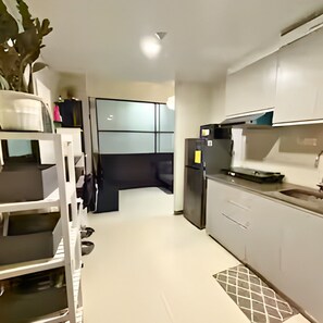 Private kitchen - Charming, Comfy and Stylish Condo Stay! (Makati City)