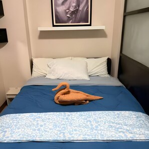 WiFi, bed sheets - Charming, Comfy and Stylish Condo Stay! (Makati City)