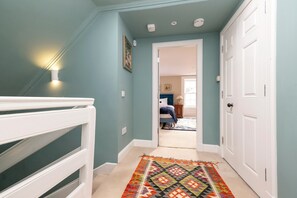 Desk, laptop workspace, free WiFi - Luxury Family Flat in Edinburgh New Town (Edinburgh)