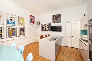 Appartement, vue sur la ville | Cuisine privée | Réfrigérateur grande capacité avec congélateur, four à micro-ondes