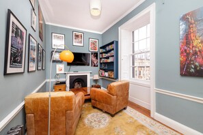 مكتب ومساحة عمل للكمبيوتر المحمول وواي فاي مجانًا