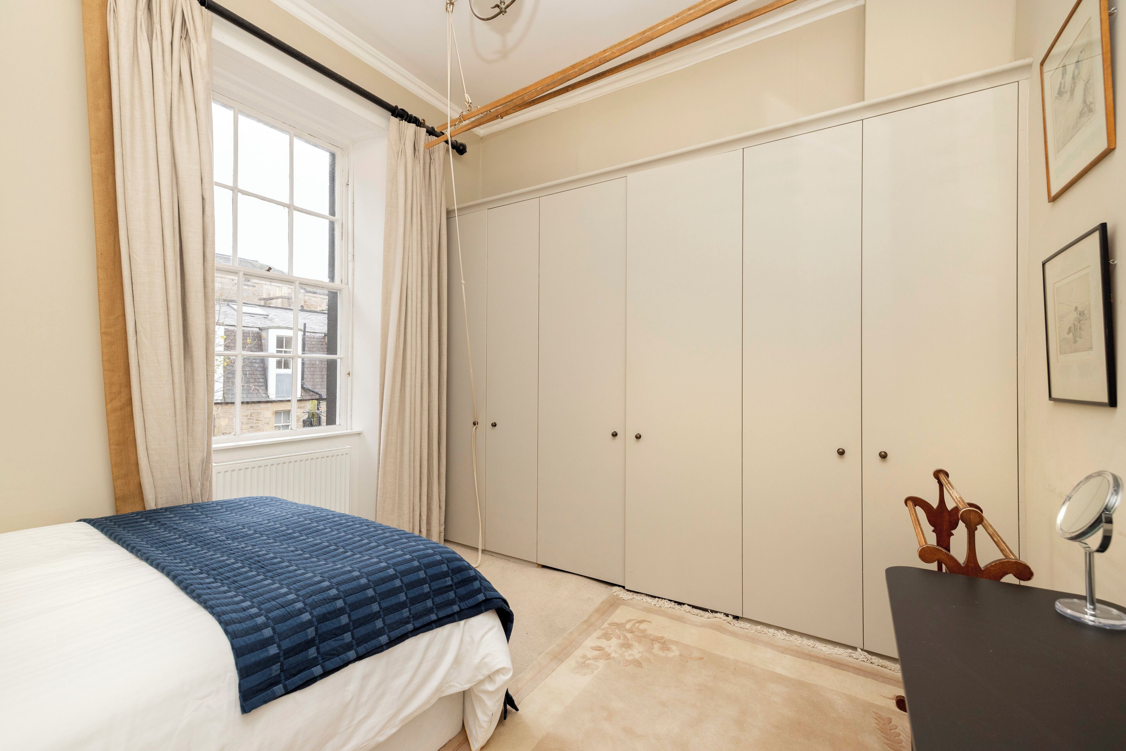 Meja kerja, ruang kerja ramah laptop, dan Wi-Fi gratis