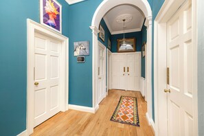 Desk, laptop workspace, iron/ironing board, free cots/infant beds - Luxury Family Flat in Edinburgh New Town (Edinburgh)