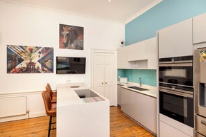 Fridge, oven, stovetop, cookware/dishes/utensils - Luxury Family Flat in Edinburgh New Town (Edinburgh)