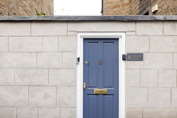 Front of property - Luxury Family Flat in Edinburgh New Town (Edinburgh)