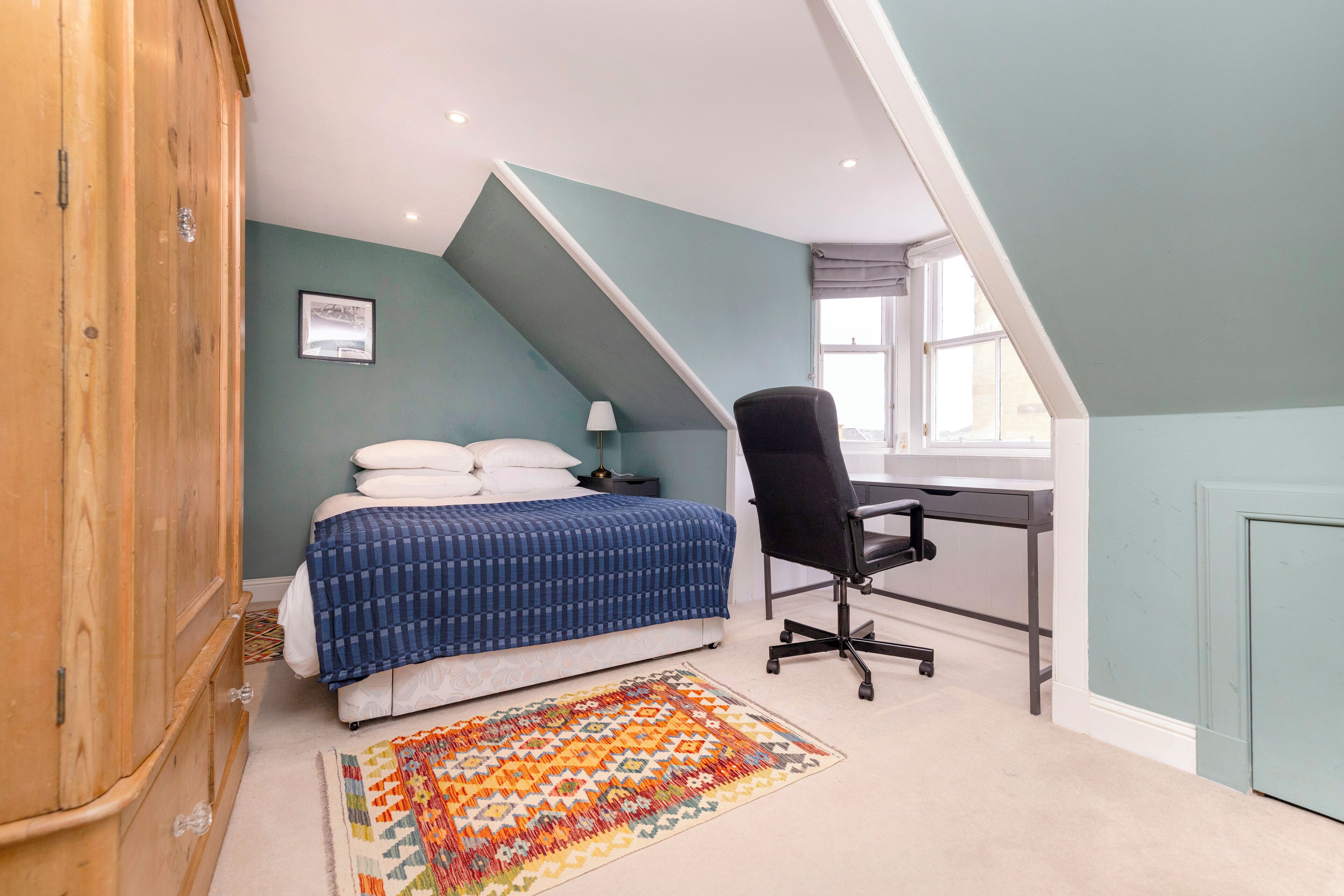 办公桌、笔记本电脑工作区、免费 WiFi