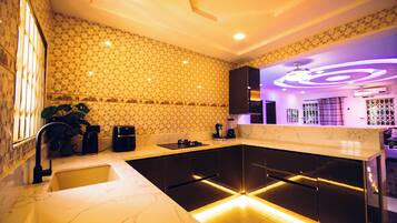 Réfrigérateur, micro-ondes, plaque de cuisson, cafetiÚre/bouilloire