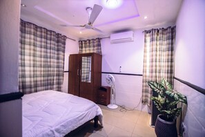 3 多间卧室、免费 WiFi、床单