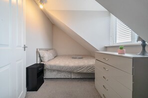 Desk, iron/ironing board, WiFi, bed sheets