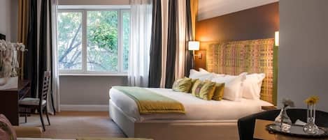 Safe på rommet, blendingsgardiner og strykejern/-brett