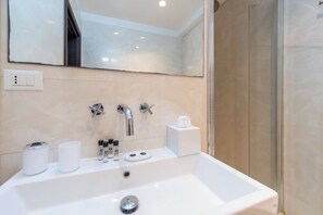 Family Room | Bathroom