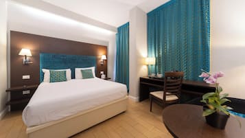 Camera Classic | Una cassaforte in camera, tende oscuranti, ferro/asse da stiro