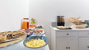 Un buffet de petit-déjeuner proposant une variété d'aliments et de boissons.