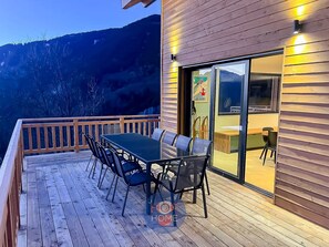 Outdoor dining - Modern Chalet for 8/10 Guests with Panoramic Valley View (Saint François Longchamp)
