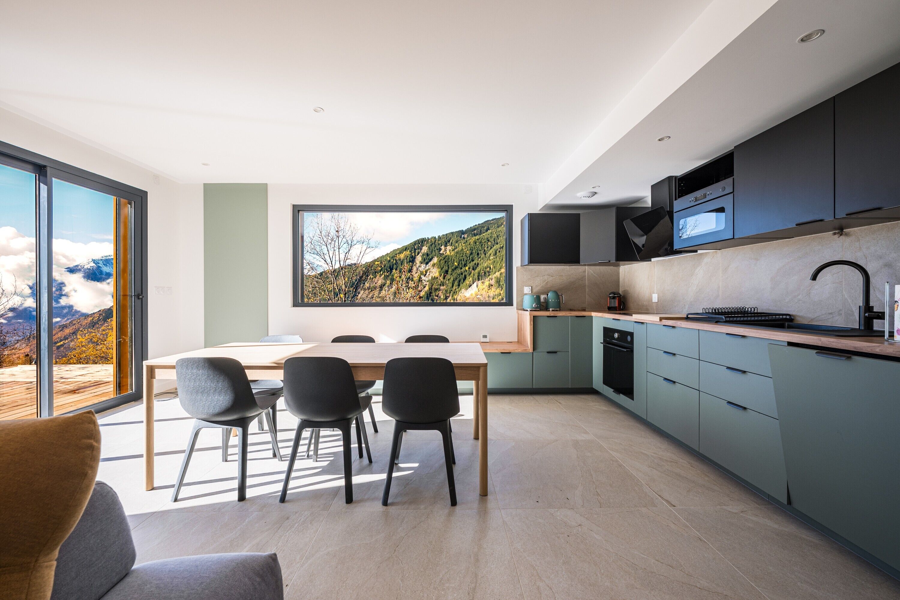 Een koelkast, een microgolfoven, een oven, een vaatwasser