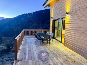 Outdoor dining - Modern Chalet for 8/10 Guests with Panoramic Valley View (Saint François Longchamp)