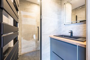 Shower, towels - Modern Chalet for 8/10 Guests with Panoramic Valley View (Saint François Longchamp)