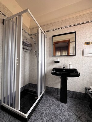 Dusch, hårtork, bidé och handdukar