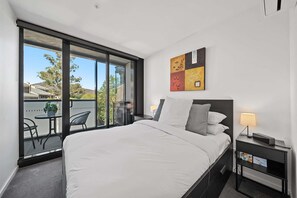 2 bedrooms, iron/ironing board, WiFi, bed sheets - Bright Unit with Secure Parking and Garden Access (Reid)