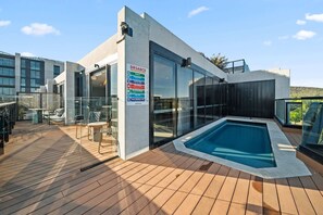 Pool - Bright Unit with Secure Parking and Garden Access (Reid)