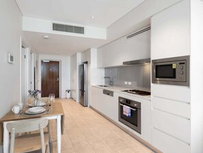 Kühlschrank, Mikrowelle, Ofen, Herdplatte