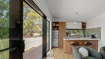 Réfrigérateur, four à micro-ondes, cafetière-théière, grille-pain