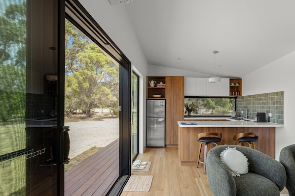 Een koelkast, een magnetron, een koffiezetapparaat/waterkoker