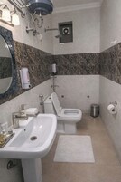 Tek Büyük Yataklı Oda | Banyo | Bide, sabun, şampuan, tuvalet kâğıdı 
