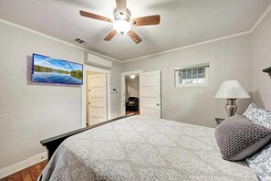 Iron/ironing board, WiFi, bed sheets - Downtown bbq bars tacos country dance walk trails (Austin)
