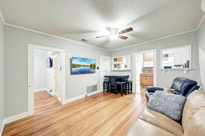 Living area - Downtown bbq bars tacos country dance walk trails (Austin)