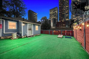 Terrace/patio - Downtown bbq bars tacos country dance walk trails (Austin)