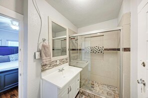 Doccia, asciugacapelli, asciugamani, sapone