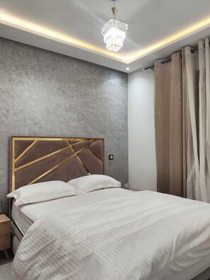 Tabla de planchar con plancha, wifi y ropa de cama 