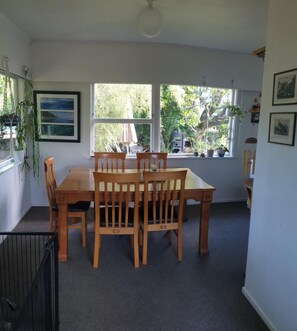 Slaapzaal, 1 slaapkamer, terras, uitzicht op tuin | Dineerruimte