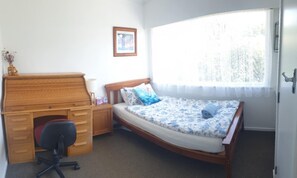 Shared Dormitory, 1 Bedroom, Terrace, Garden View - Room-single Room With King Single bed - (Motueka)