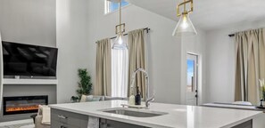 Interior - NEW - Modern Escape - KingBed - Fireplace - Garage - Netflix (Edmonton)