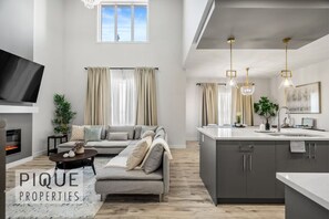 Smart TV, fireplace - NEW - Modern Escape - KingBed - Fireplace - Garage - Netflix (Edmonton)