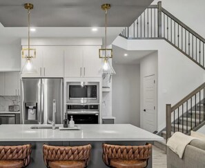 Fridge, microwave, oven, stovetop - NEW - Modern Escape - KingBed - Fireplace - Garage - Netflix (Edmonton)